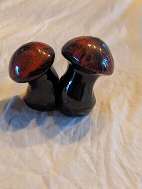 2/20$ Vintage Black and Red Mushroom Salt & Pepper Shakers